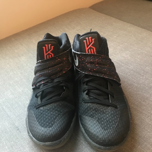 Nike Kyrie 2's Boys - Picture 2 of 2